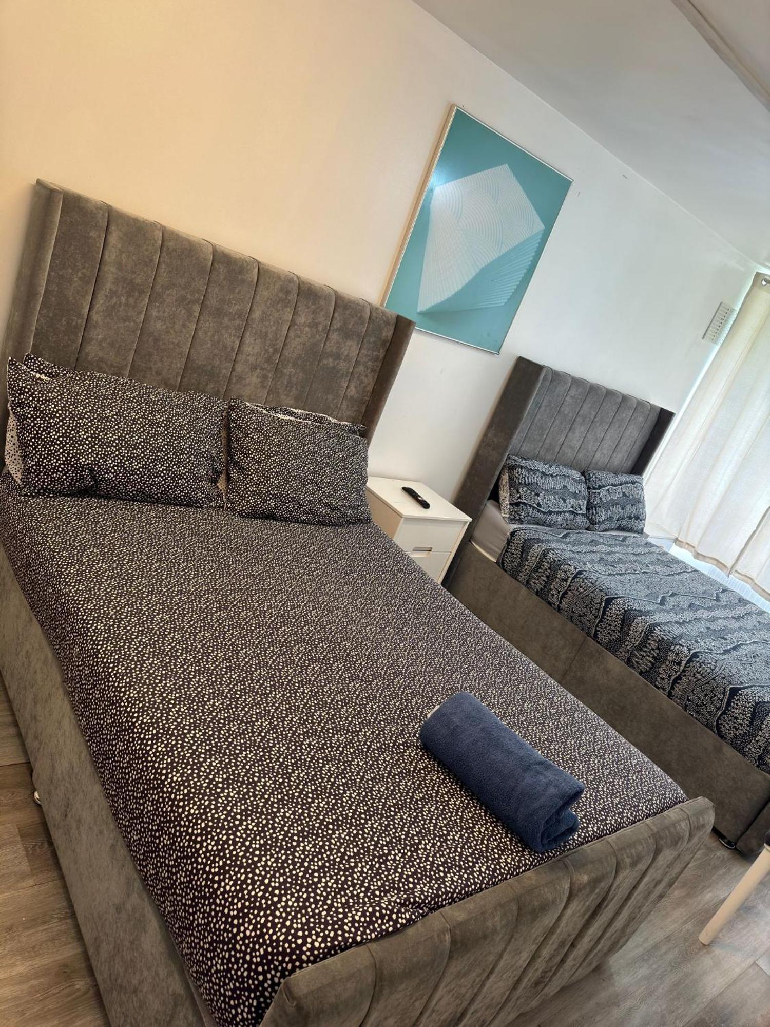 New! Xtra Large 4 Bedroom Up To 12 Guests Apartament