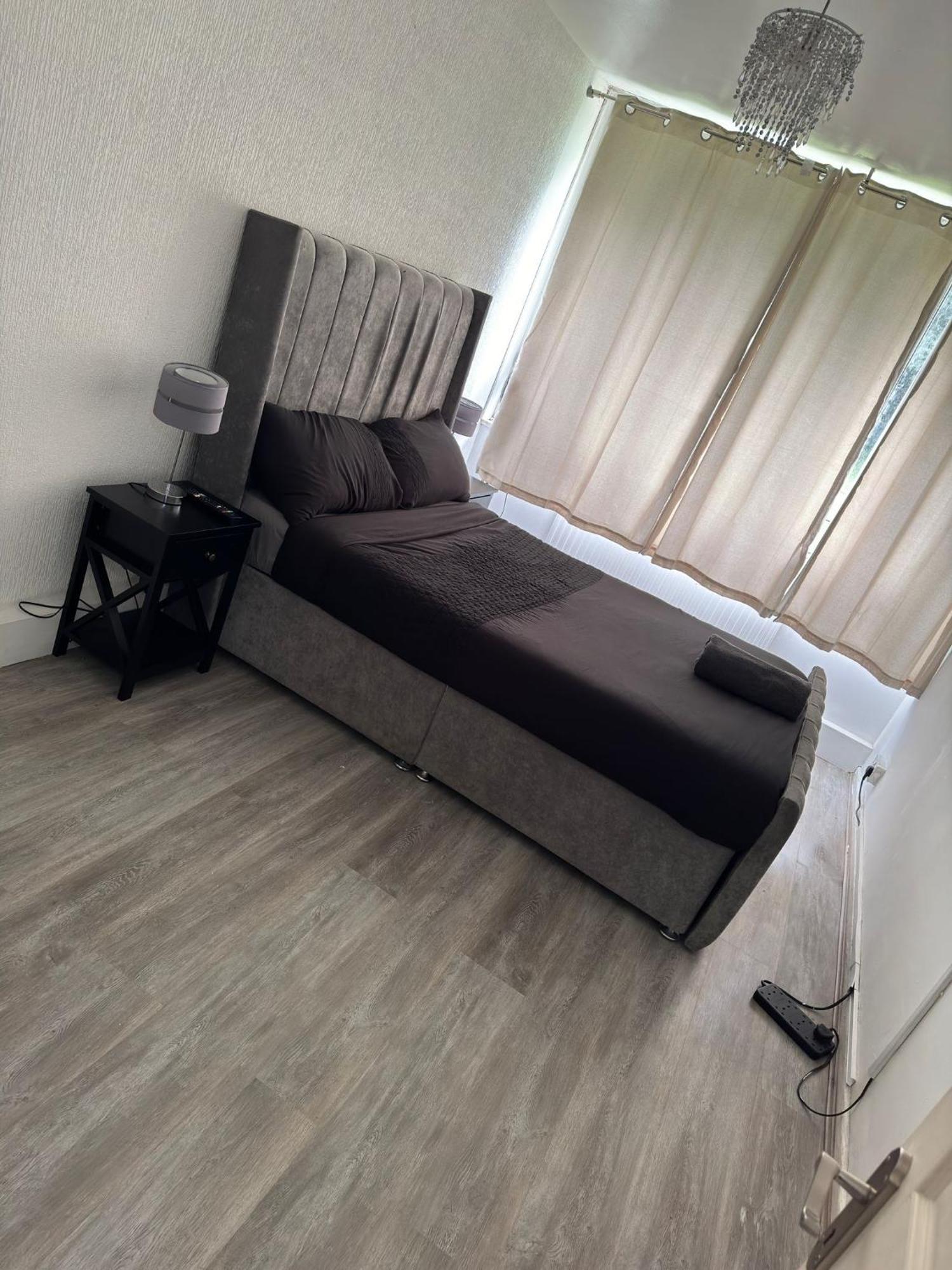 New! Xtra Large 4 Bedroom Up To 12 Guests Londra
