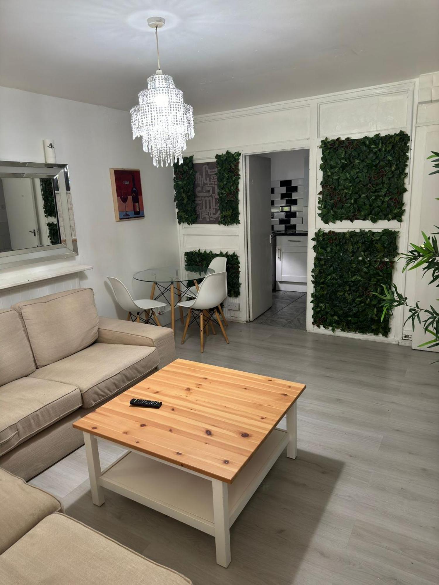 New! Xtra Large 4 Bedroom Up To 12 Guests Apartament